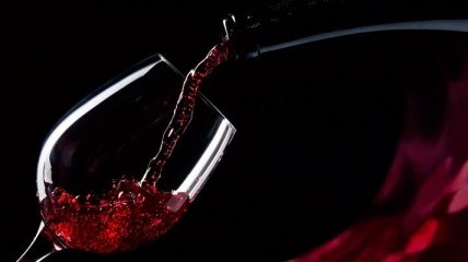 Красное вино вредит структуре зубов