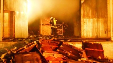 В ГСЧС рассказали подробности пожара на складах в Киеве
