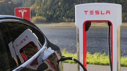 В Украине скоро построят три скоростных зарядных станции Tesla