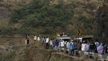 В Индии с обрыва упал автобус, погибло 27 человек