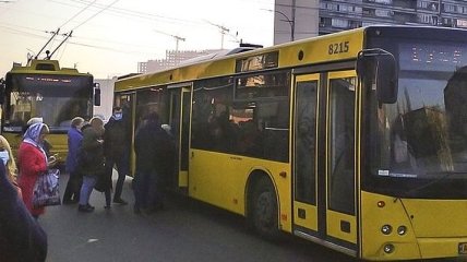Незрячу пасажирку затиснуло дверима: водій автобуса в Києві відзначився обурливою витівкою
