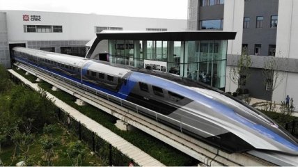У Китаї випустили потяг, який рухається зі швидкістю авіалайнера