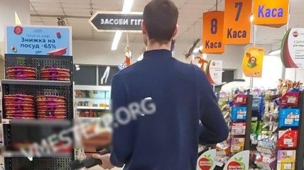 В Запорожье в супермаркете охранник открыл стрельбу из винтовки по воробьям