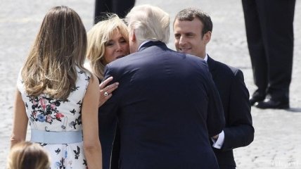 Фирменное рукопожатие: жена Макрона отомстила Трампу за мужа