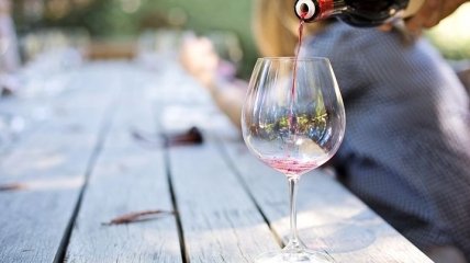 Медики назвали целебные свойства вина