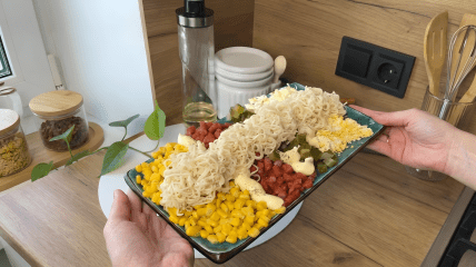 Ситний салат з «Мівіною» та ковбасками