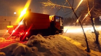 Коммунальщики круглосуточно спасают Киев от снега