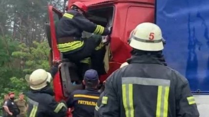 На въезде в Киев произошло ДТП с участием Нацгвардии: столкнулись 6 грузовиков (фото, видео)