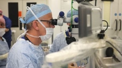 Первая в истории операция на глазах человека проведена с помощью робота-хирурга