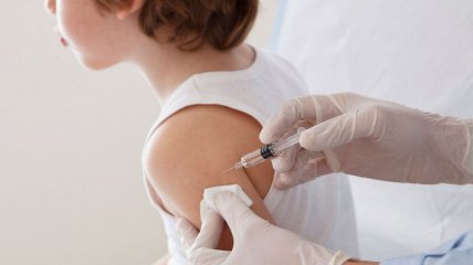 В Украине с понедельника начнут вакцинировать школьников