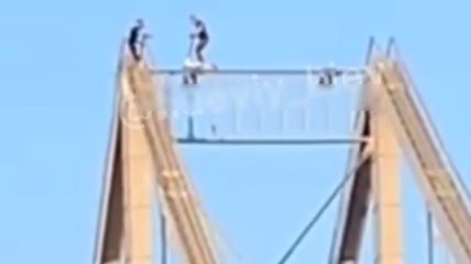 В Киеве самокатчики покатались на верхушке опоры моста: экстремальное видео