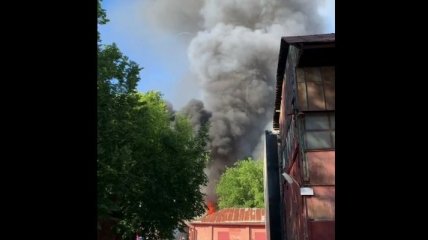 В центре Москвы взорвался склад пиротехники: в сети появились видео пожара 