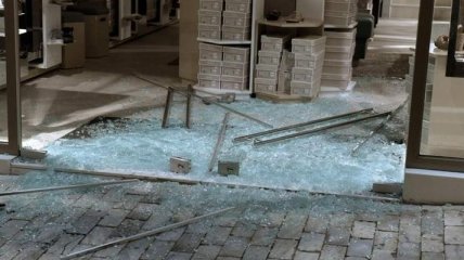 В Афинах анархисты разбили витрины более 40 магазинов