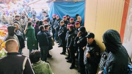 Неизвестные блокировали офисные помещения на рынке Ивано-Франковска (Видео)