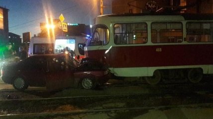 В Харькове автомобиль столкнулся с трамваем, есть пострадавшие