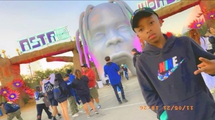 На фото — 9-річний Езра Блаунт позує на музичному фестивалі Astroworld у Х’юстоні, США
