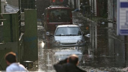 Непогода в Стамбуле: улицы и метро затоплены, авиарейсы отменены