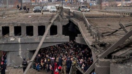 Українці під зруйнованим в Ірпені мостом ховалися від обстрілів російських загарбників