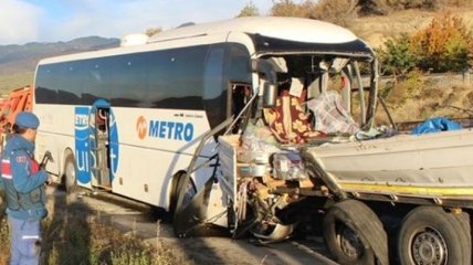 В Турции автобус с военными врезался в грузовик, есть погибшие и раненые