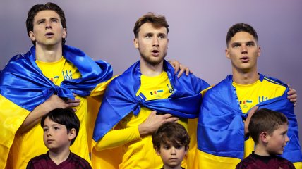 Владислав Ванат (по центру)