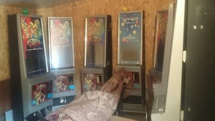 В Черниговской области местный житель хранил у себя наркотики и игровые автоматы