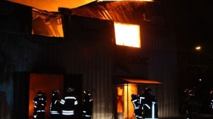 В Киеве произошел пожар на складе с продуктами