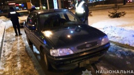 В Киеве иностранцы напали на таксиста и угнали его авто