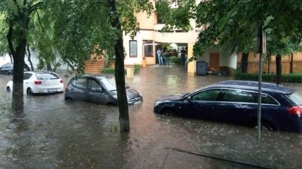 Непогода в Киеве: ливневки не справляются, воду откачивают помпами
