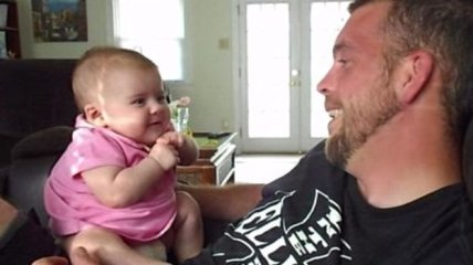 Отец научил 2-месячную дочь говорить «Я люблю тебя» (ВИДЕО)