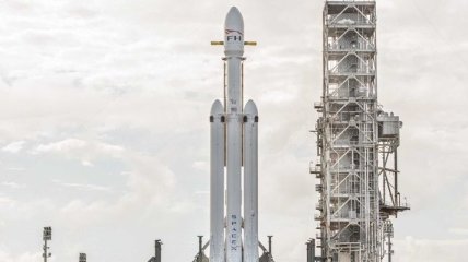 SpaceX провела огневые испытания ракеты-носителя Falcon Heavy (Видео)