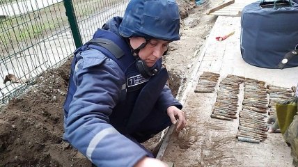 Запорожские пиротехники обнаружили схрон боеприпасов (Фото)