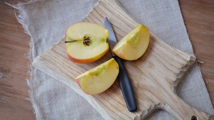 Как сделать, чтобы яблоки не темнели при нарезке