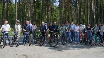 Зеленский на велосипеде встретился с журналистами в резиденции Залесье
