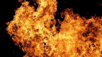 Жінка розвела вогонь в квартирі, незважаючи на те, що вдома були чоловік і син