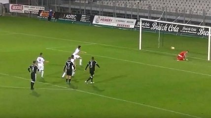 Вратарь невероятным образом отразил пенальти (Видео)