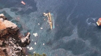 На популярном курорте в Турции перевернулось судно с туристами, есть погибший (фото, видео)