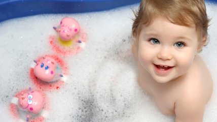 Уход за малышом: купаемся и развиваемся