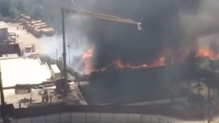В Ростове вспыхнул масштабный пожар со взрывами