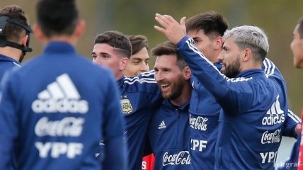 Аргентинские футболисты выстроились в очередь, чтобы сделать фото с Месси 