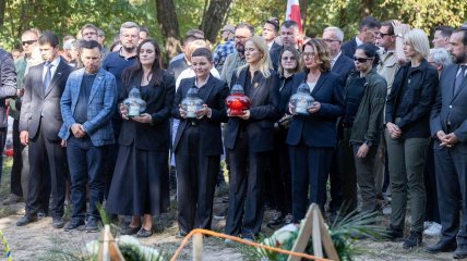 Елена Кондратюк на церемонии перезахоронения 42 останков, эксгумированных на территории бывшего села Пужники