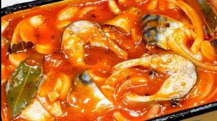 Скумбрія у томатному соусі