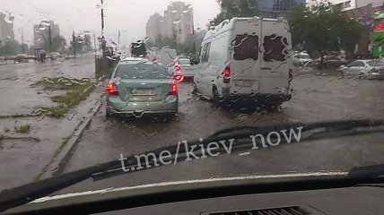 В Киеве - сильный ливень:  затопило дорогу возле метро Черниговская (Видео)