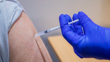 В Україні новий рекорд по вакцинації від коронавірусу: де і скільки людей вже щепили