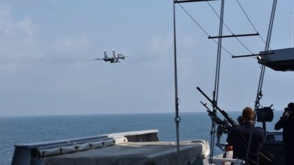 Фрегат ВМС Нидерландов заставил нервничать российских военных в Черном море: видео инцидента
