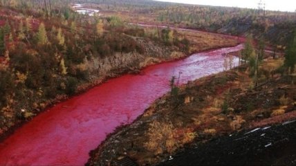 В Норильске река окрасилась в красный цвет