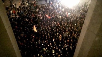 Под стенами Верховной Рады собрались протестующие (Фото, Видео)