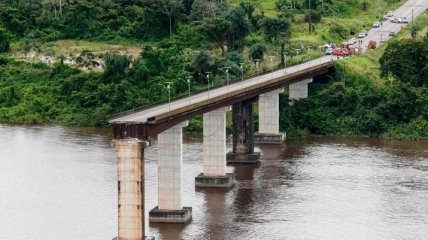 В Бразилии паром врезался в мост и разрушил его (Видео)