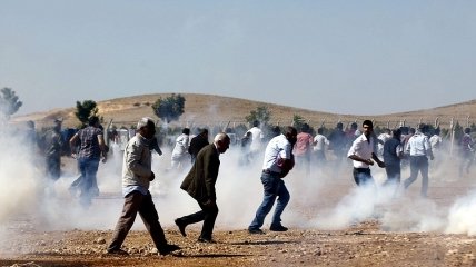 Турция применила слезоточивый газ против митингующих на границе с Сирией