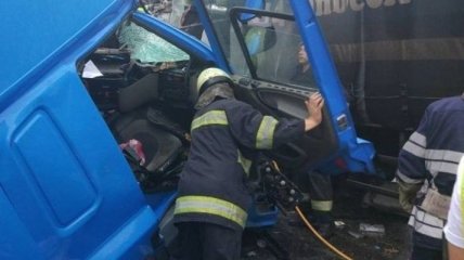 Масштабное ДТП в Киеве: столкнулись два грузовика