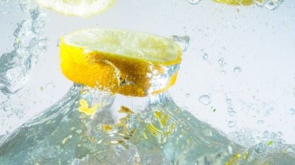 Так ли полезна на самом деле: испанский врач развеял мифы о воде с лимоном